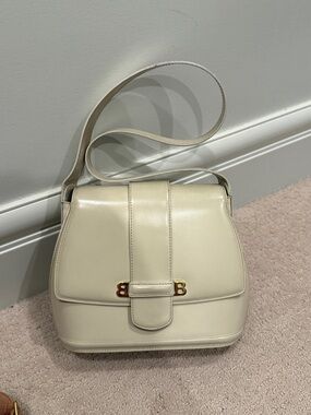 Vintage Bally double B shoulder bag in white/cream leather in good condition